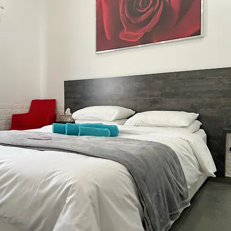 Apollo By Albert's 3*