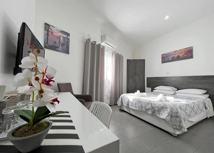 Apollo By Albert's 3*